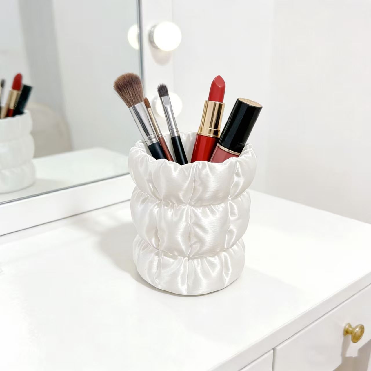 Cloud Ruched Satin Makeup Brus - Luxury Skincare And Makeup Brands recension och pris
